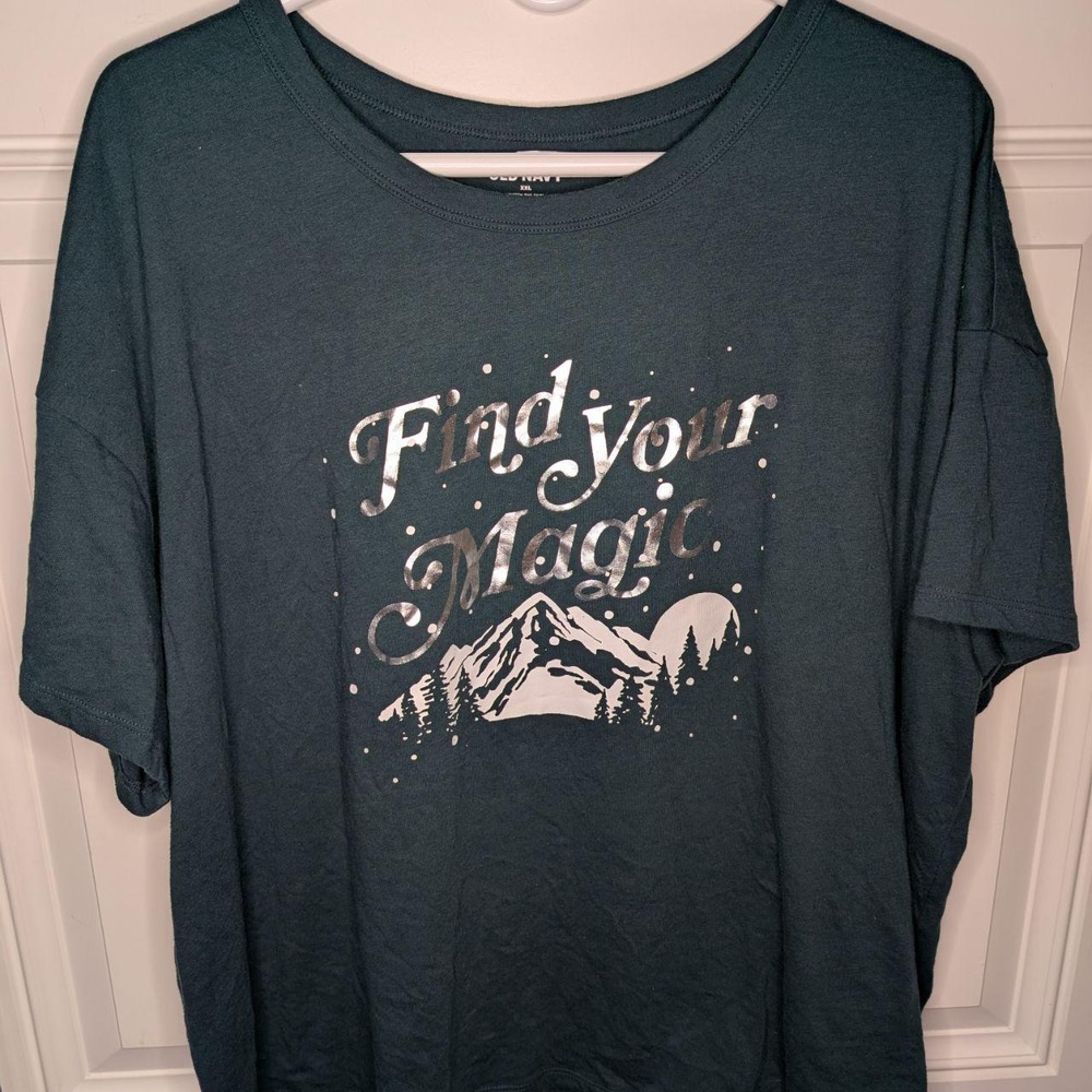 Old Navy Find Your Magic Holiday Christmas Graphic Tee Dark Green XXL
